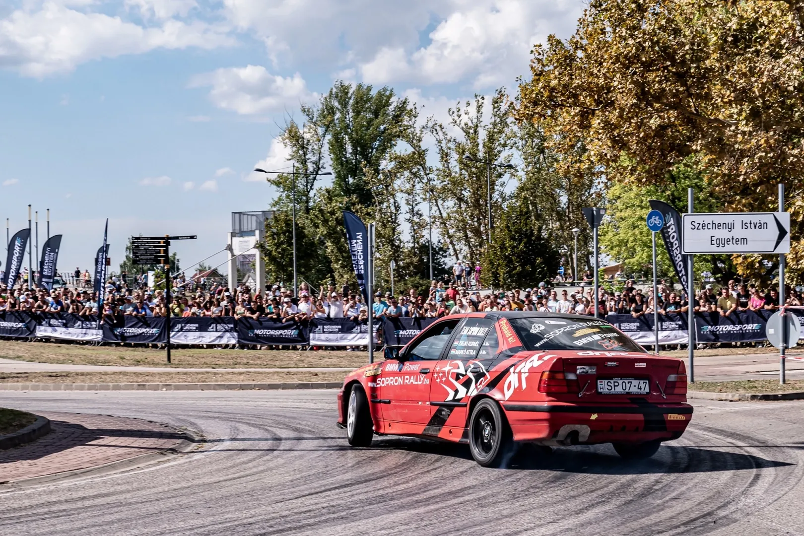 This year again, spectators can look forward to spectacular racing during the downtown prologue, which also passes by Széchenyi István University (Photo: András Adorján)